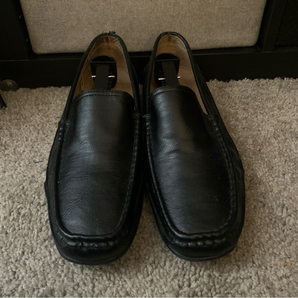 Claiborne Men's Classic Black Loafers memory foam 9.5 man made some peeling